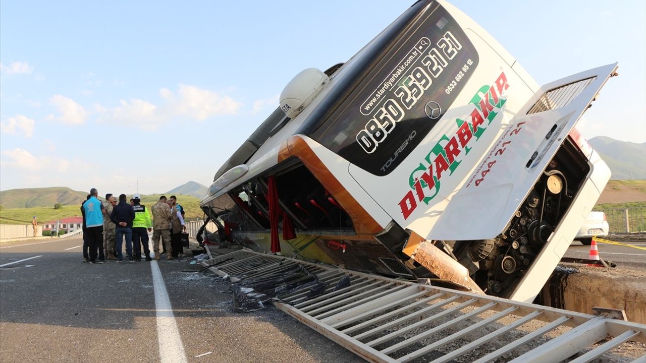 Bingöl'de Yolcu Otobüsü Devrildi: 3 Yaralı