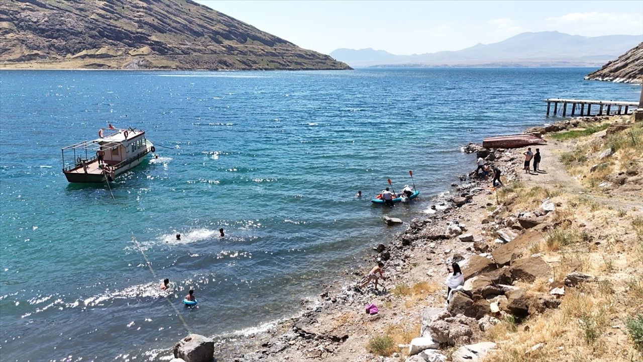 Bitlis'te Kabotaj Bayramı Yüzme Etkinliği Düzenlendi