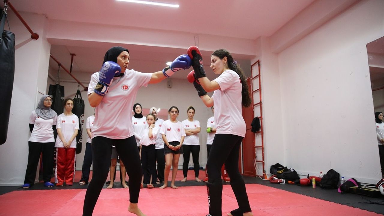 Böbreğini Oğluna Veren Kadın Sporcu Kick Boksta İkincilik Elde Etti