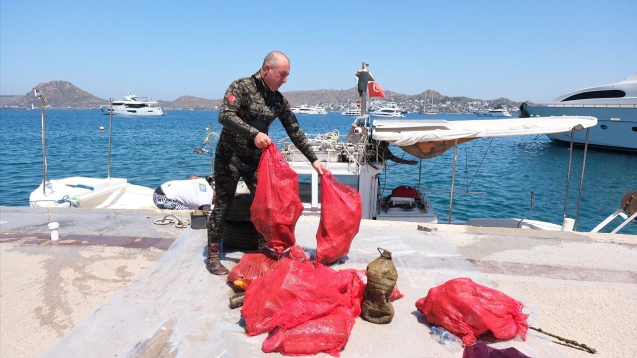 Bodrum'da Gönüllü Dalgıçlar Deniz Dibi Temizliği Gerçekleştirdi