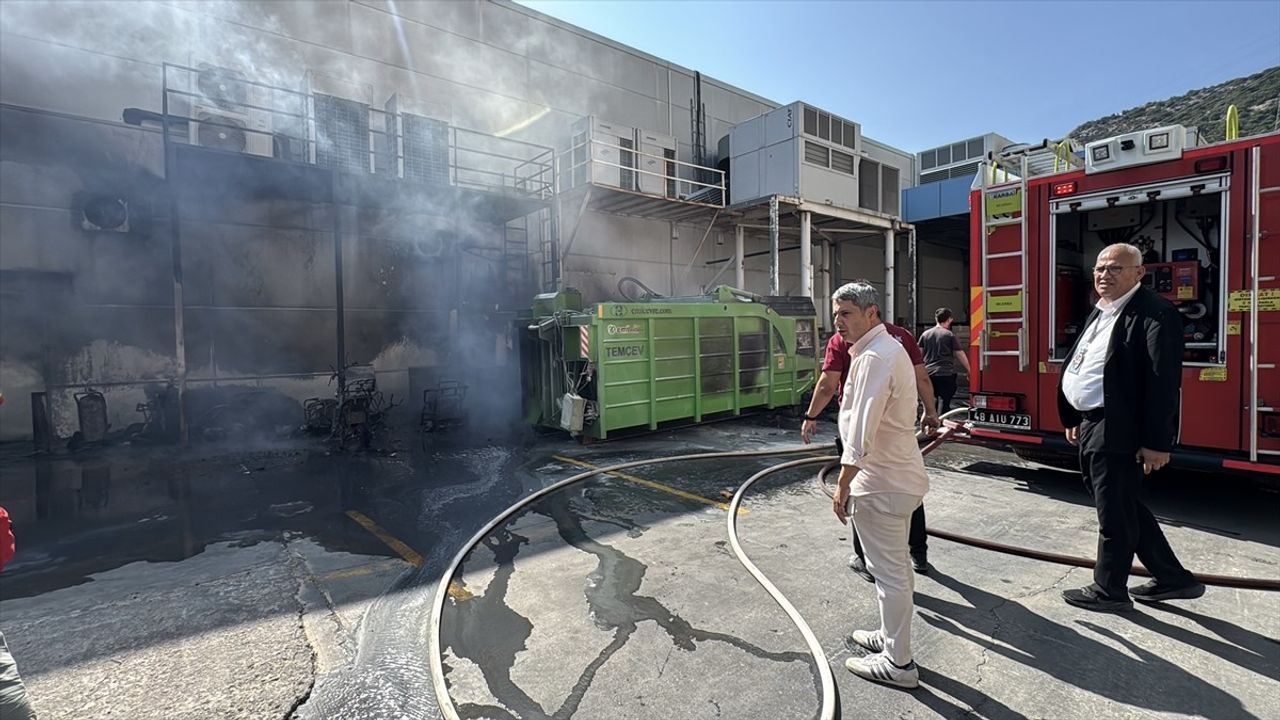 Bodrum'daki Alışveriş Merkezinde Yangın Kontrol Altına Alındı