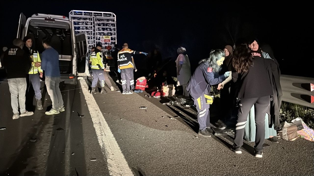 Bolu'da Minibüs Kamyona Çarptı, 16 Yaralı