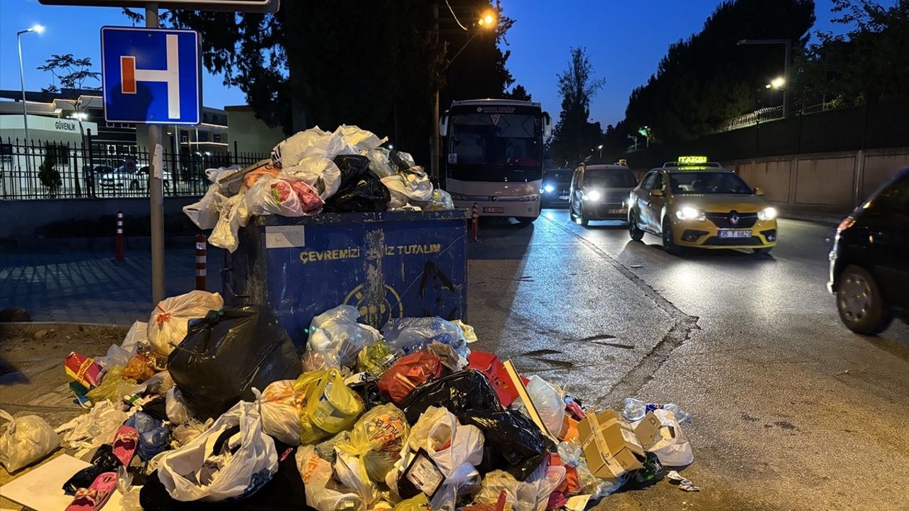 Buca'da Çöp Yığınları Grev Nedeniyle Artış Gösterdi