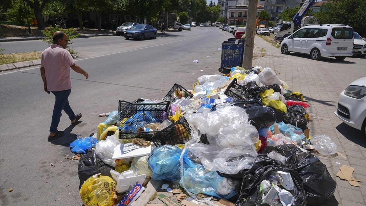 Buca'da İşçi Eylemi Sebebiyle Çöp Sorunu Büyüyor