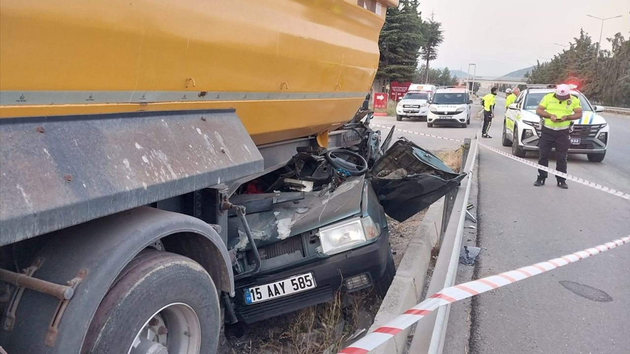 Bucak'ta Otomobil Kazası: 1 Ölü, 1 Yaralı