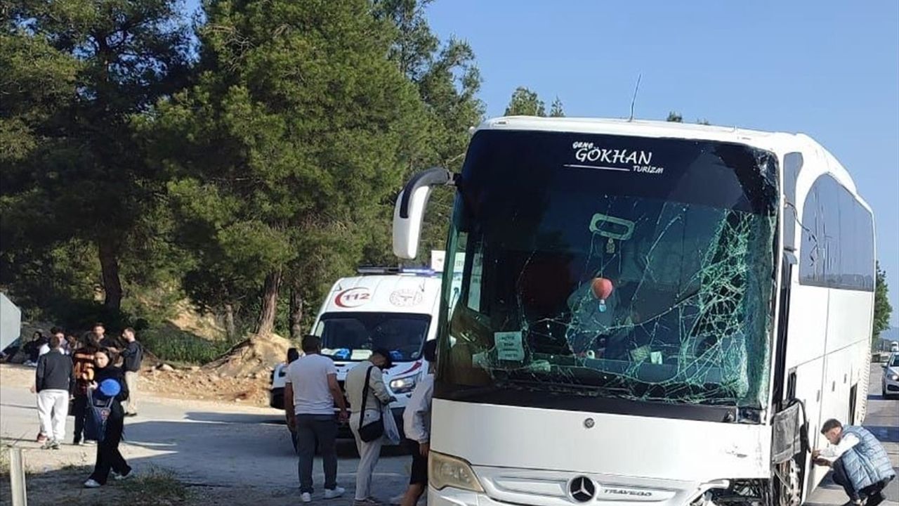 Bucak'ta Yolcu Otobüsü Aydınlatma Direğine Çarptı: 6 Yaralı