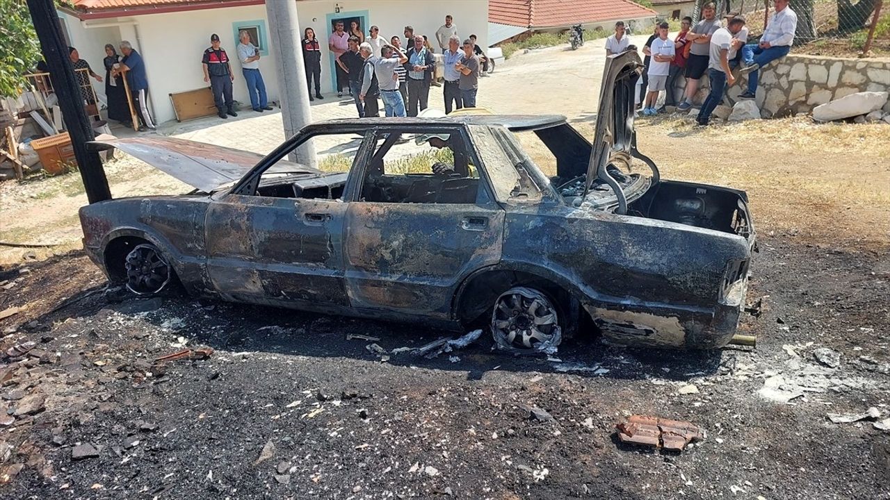 Burdur'da Otomobil Yangını: Araç Kullandışı Hale Geldi