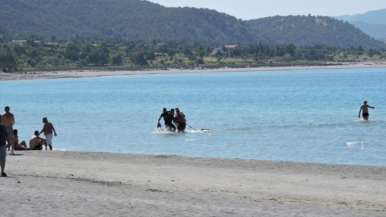 Burdur'da Salda Gölü'nde Boğulma Tehlikesi: 17 Yaşındaki Kız Hastaneye Kaldırıldı