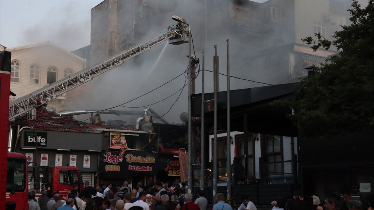 Bursa'da Lokantada Yangın: 3 İş Yeri Etkilendi