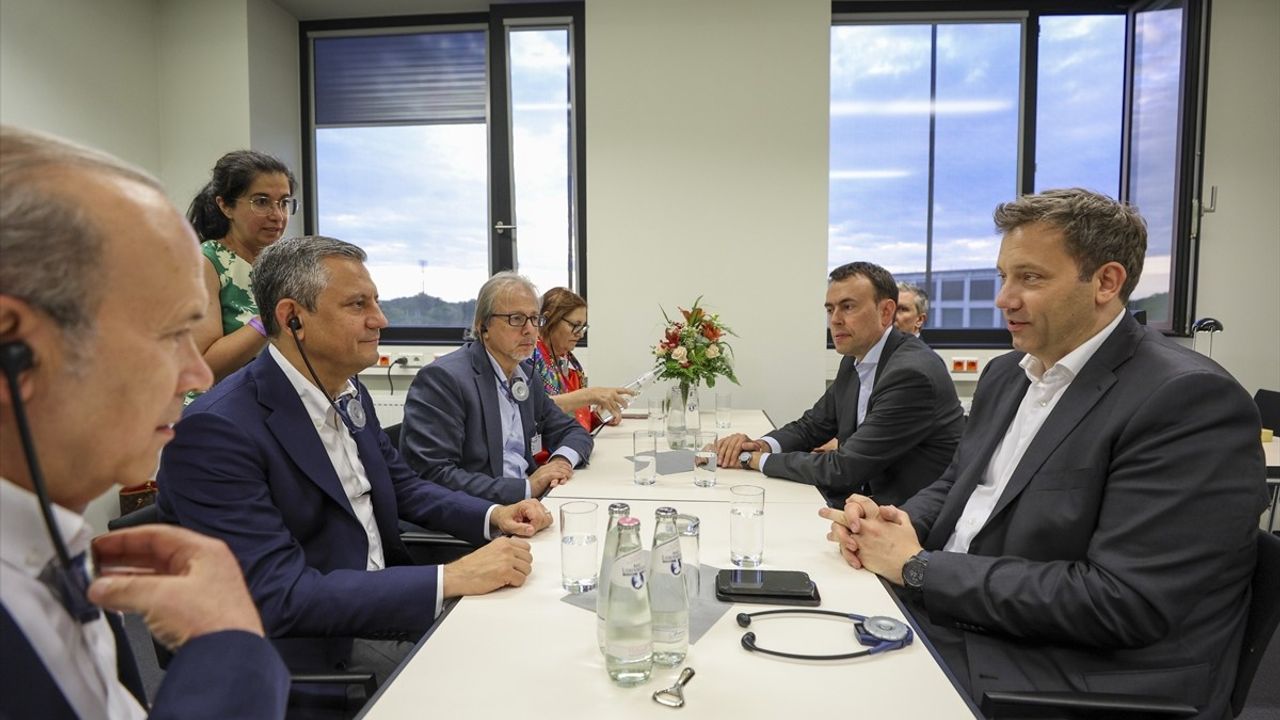 CHP Genel Başkanı Özgür Özel, Berlin'de Temas Gerçekleştirdi