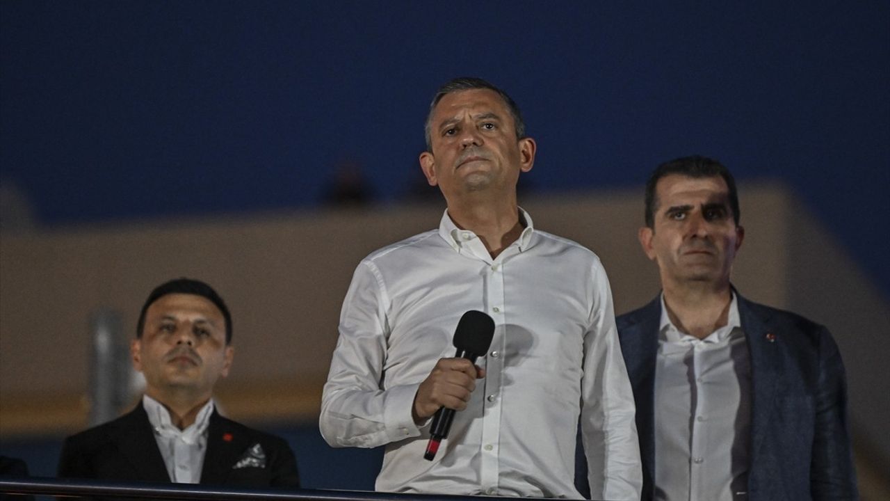 CHP Genel Başkanı Özgür Özel, Gaziosmanpaşa Mitinginde Sert Açıklamalarda Bulundu