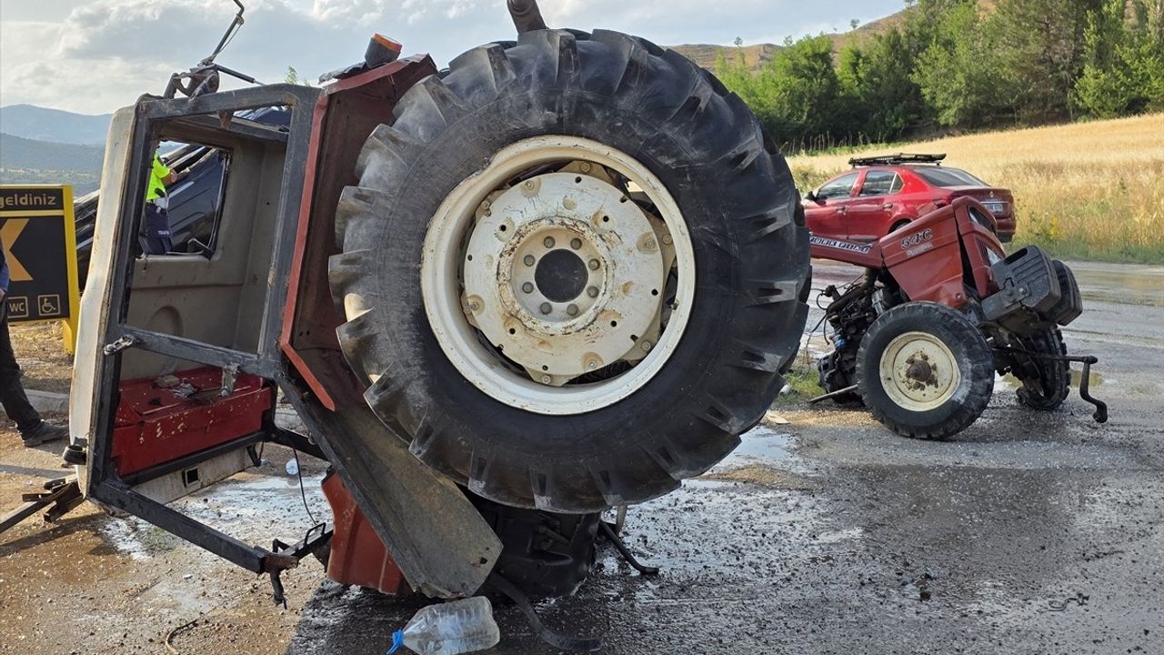 Çorum'da Hafif Ticari Araç ile Traktör Çarpıştı: 5 Yaralı