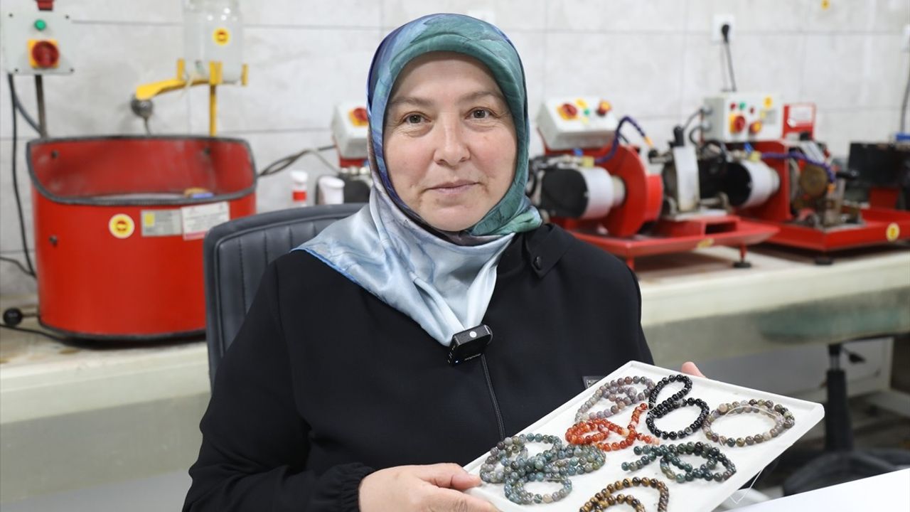 Çubuk'ta Kadınlar Agat Taşı ile Takı Tasarlıyor