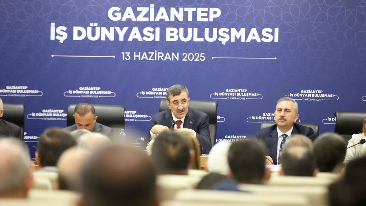 Cumhurbaşkanı Yardımcısı Yılmaz Gaziantep'te Sanayicilerle Toplandı