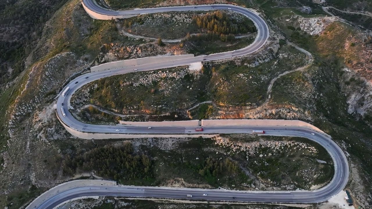 Demirkapı Tüneli'nin Kıvrımlı Yolu Dronla Görüntülendi