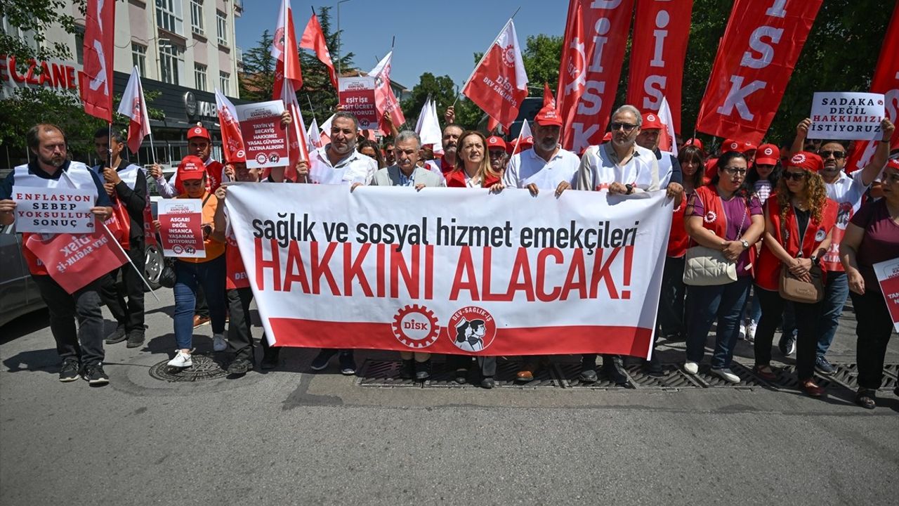 DEV-Sağlık-İş'ten Bakanlık Önünde Protesto