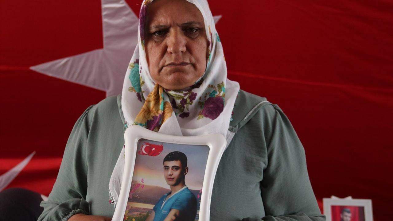 Diyarbakır Anneleri Evlatlarına Kavuşmak İçin Nöbete Devam Ediyor