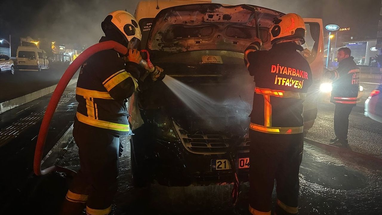 Diyarbakır'da Minibüste Yangın Paniği