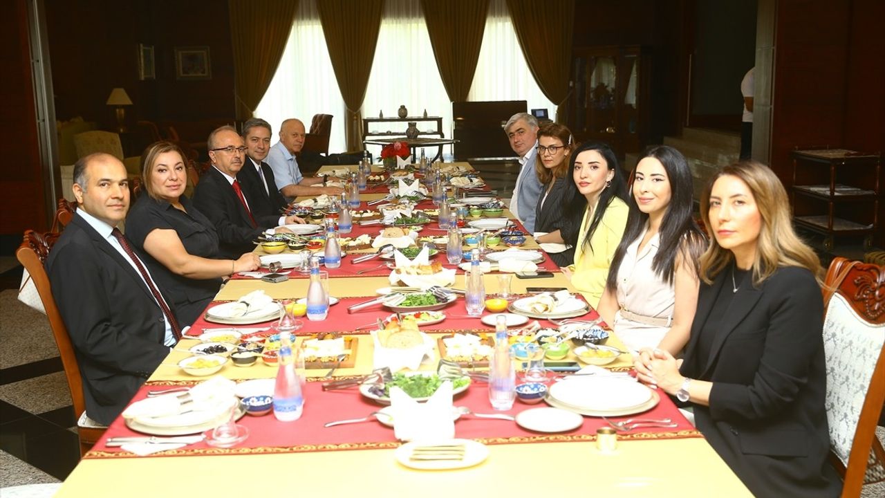 Dünya Kahvaltı Günü'nde Türkiye'nin Bakü Büyükelçisi Akgün'den Anlamlı Mesaj