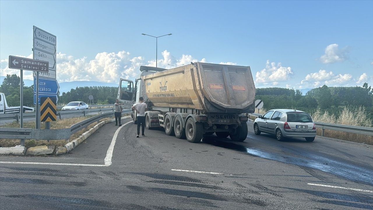 Düzce'de Tır Kazası: Sürücü Yaralanmadan Kurtuldu