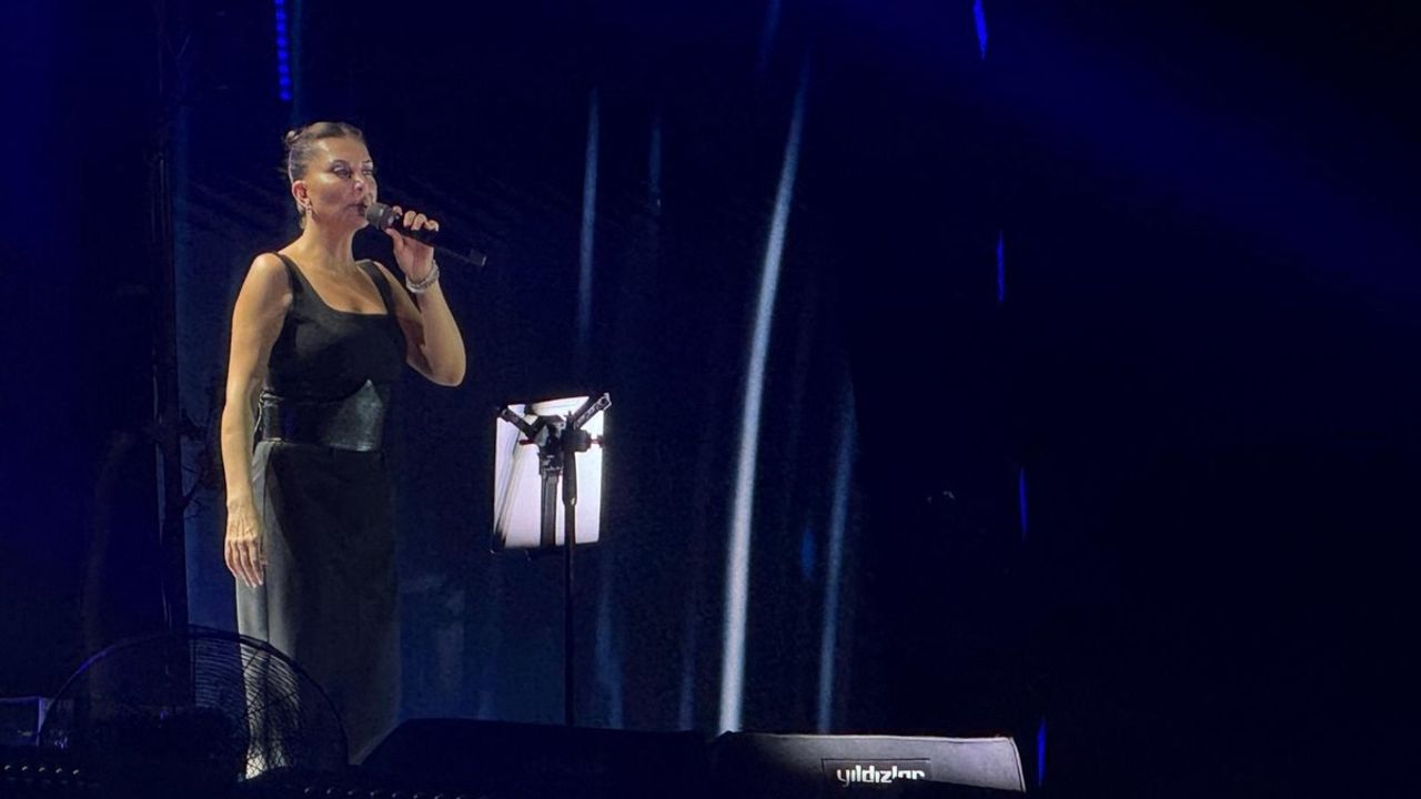 Ebru Yaşar Bursa'da Hayranlarıyla Buluştu