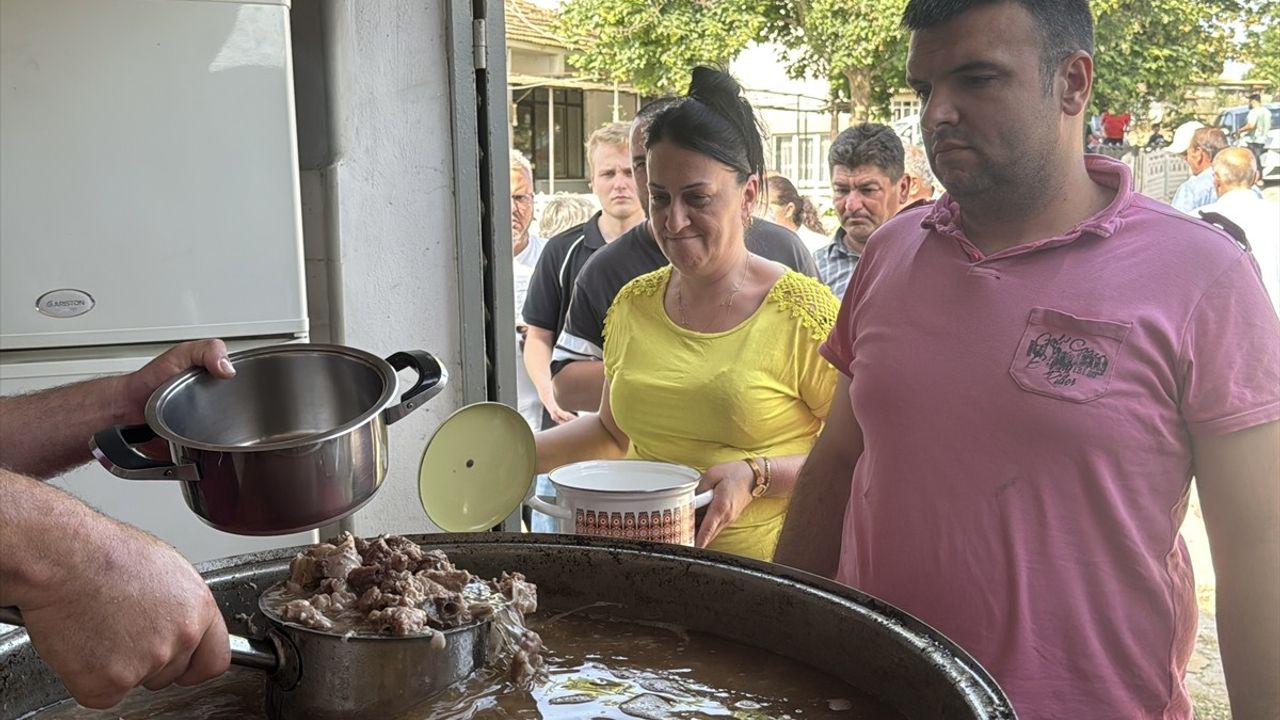 Edirne'de Geleneksel Kurban Eti İkramı Devam Ediyor