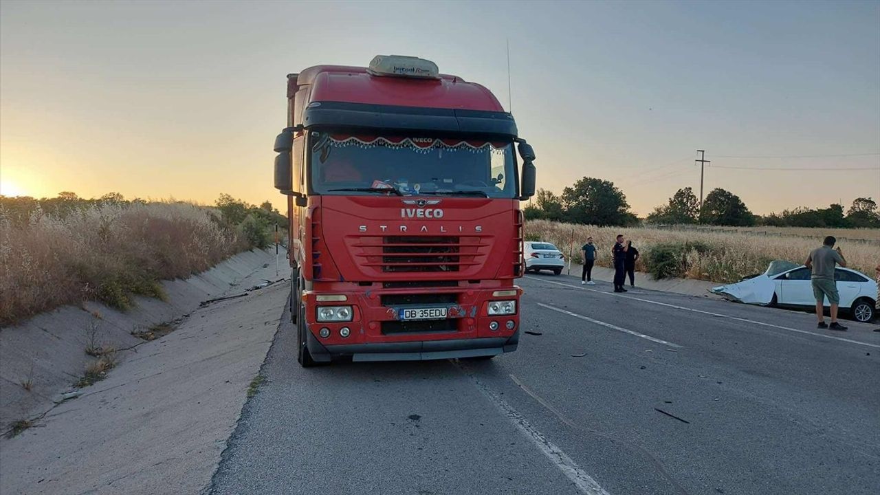 Edirne'de Otomobil Tıra Çarptı: Sürücü Ağır Yaralı
