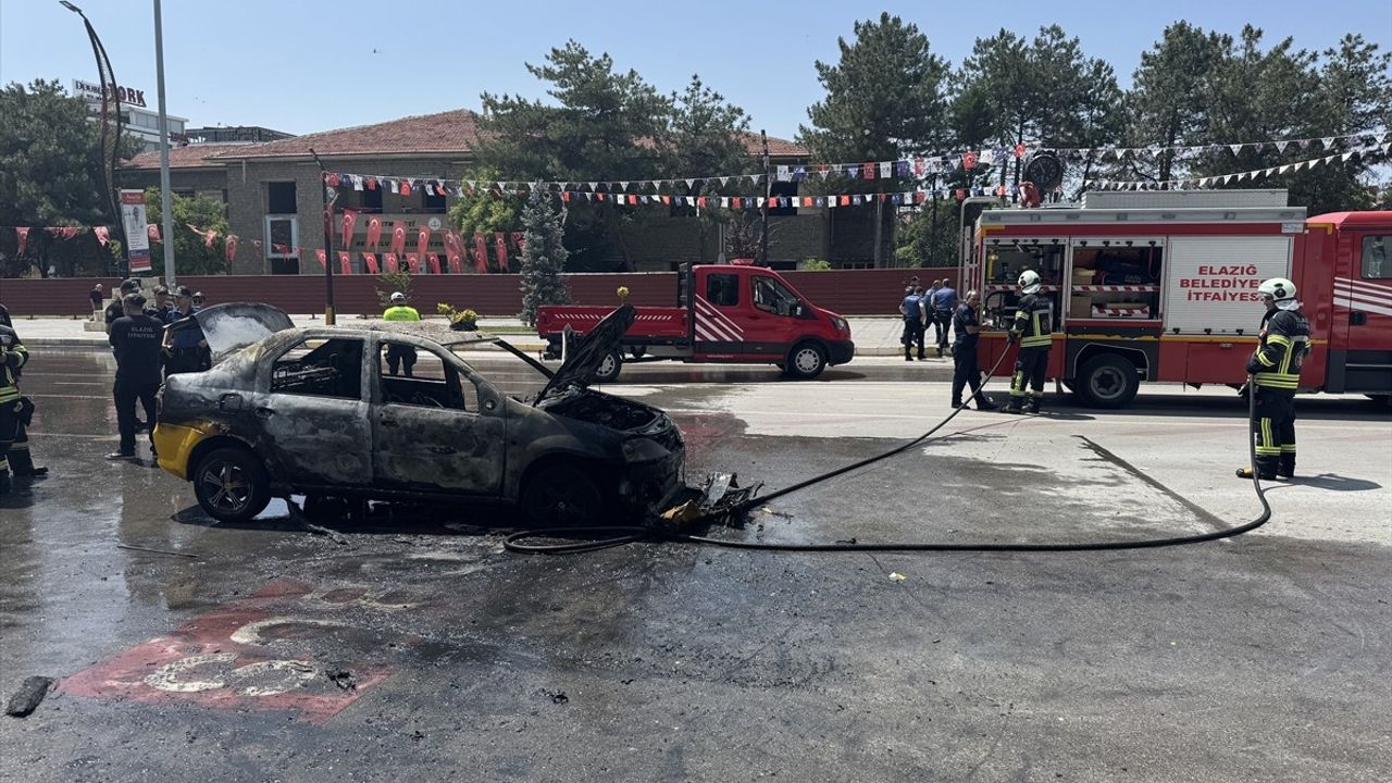 Elazığ'da Taksi Yangını: Sürücü Yaralandı