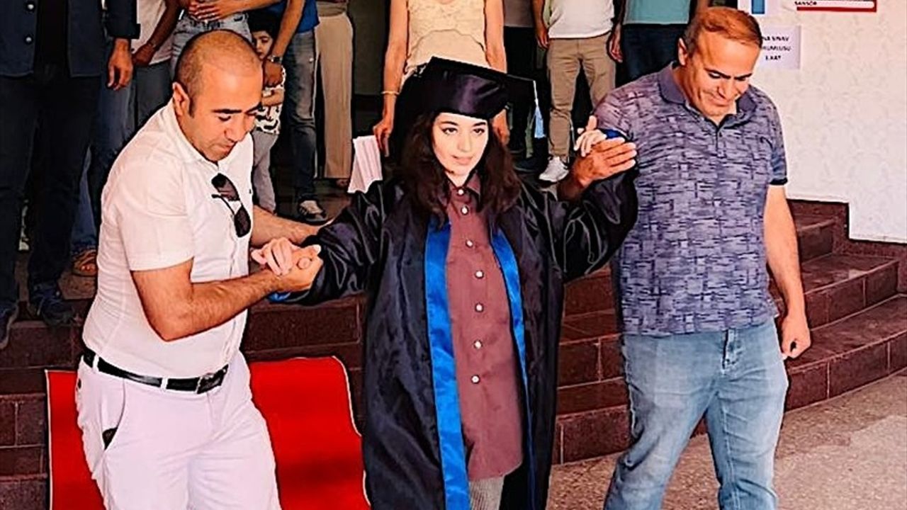 Elif Eylül Gültekin'in Mezuniyet Sevinci: Serebral Palsili Öğrencinin Başarı Hikayesi