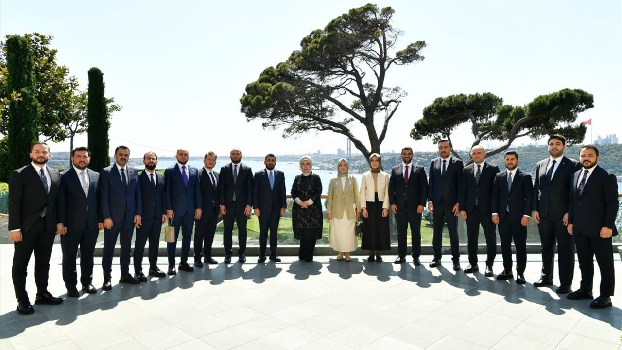 Emine Erdoğan TÜGVA Yönetim Kurulu ile Buluştu