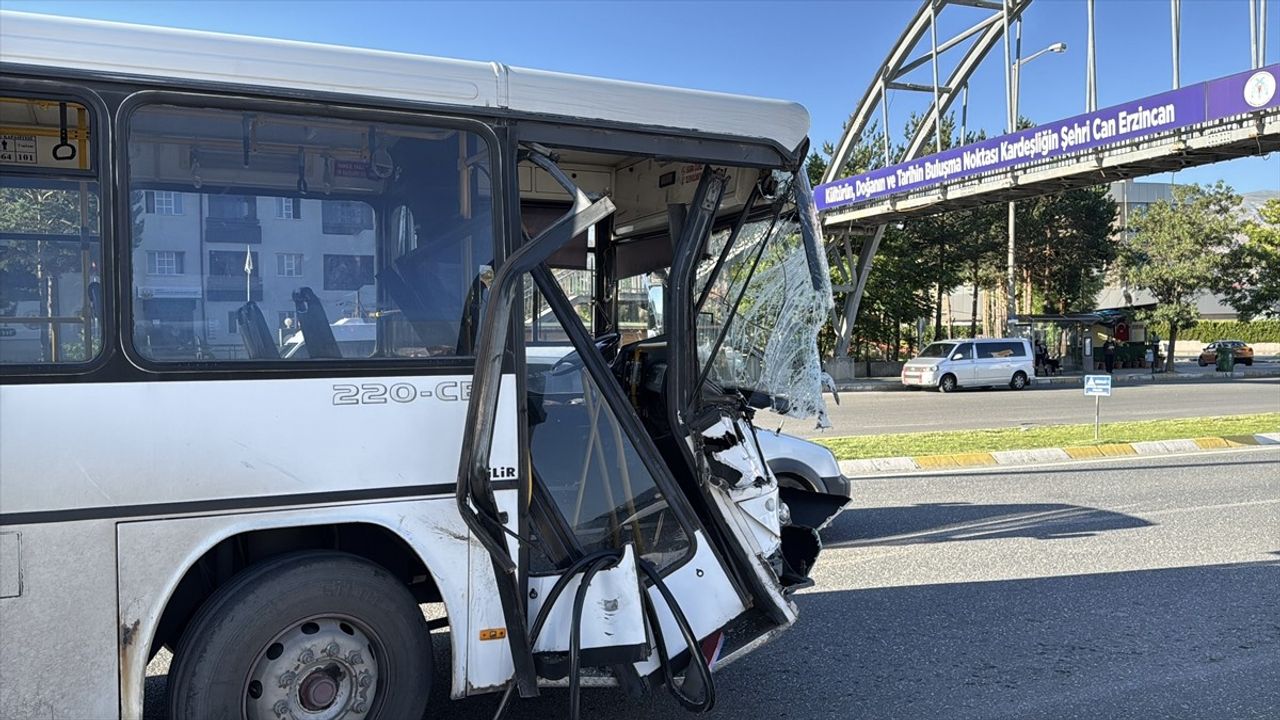 Erzincan'da Yolcu Otobüsü ve Tır Çarpıştı: 3 Yaralı