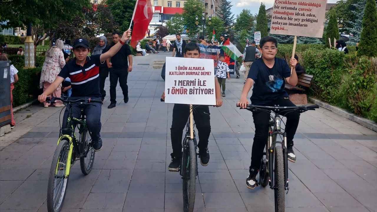 Erzurum'da Hekimler Gazze İçin Yürüyüş Düzenledi