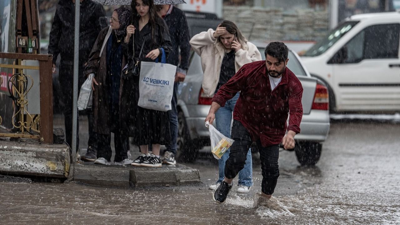 Erzurum'da Şiddetli Sağanak Yağış Etkili Oldu