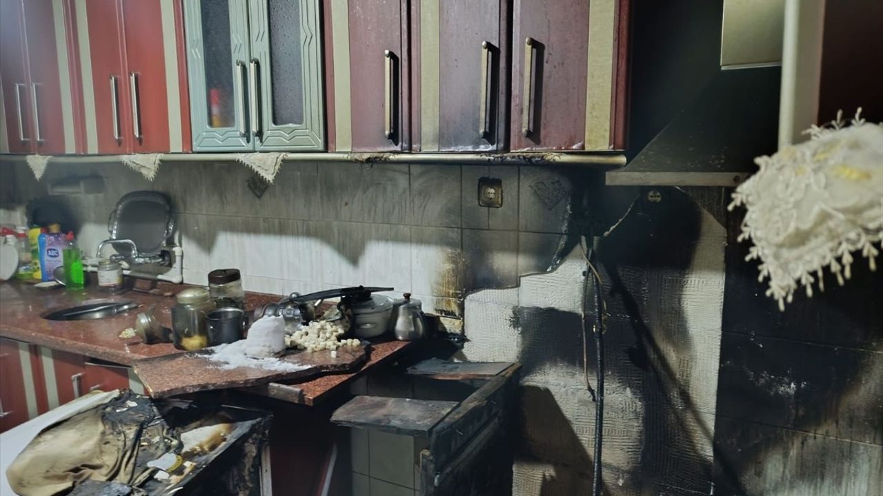Erzurum'da Yangın: Yaşlı Çift İtfaiye Ekiplerince Kurtarıldı