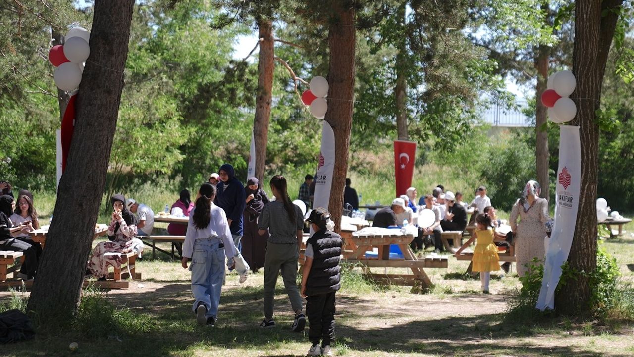 Erzurum’da Yetim ve Öksüz Çocuklara Piknik Şöleni Düzenlendi
