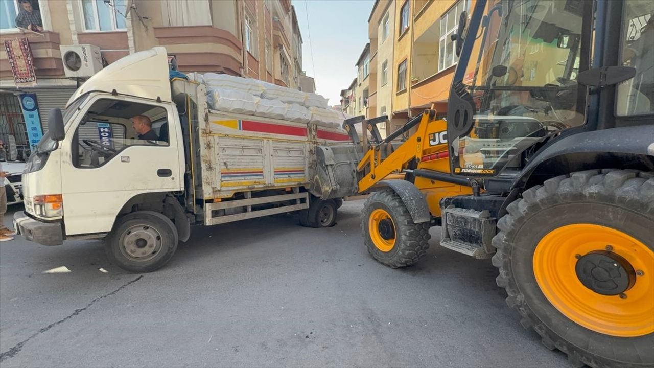 Esenler'de Lastiği Çukura Giren Kamyon Kurtarıldı