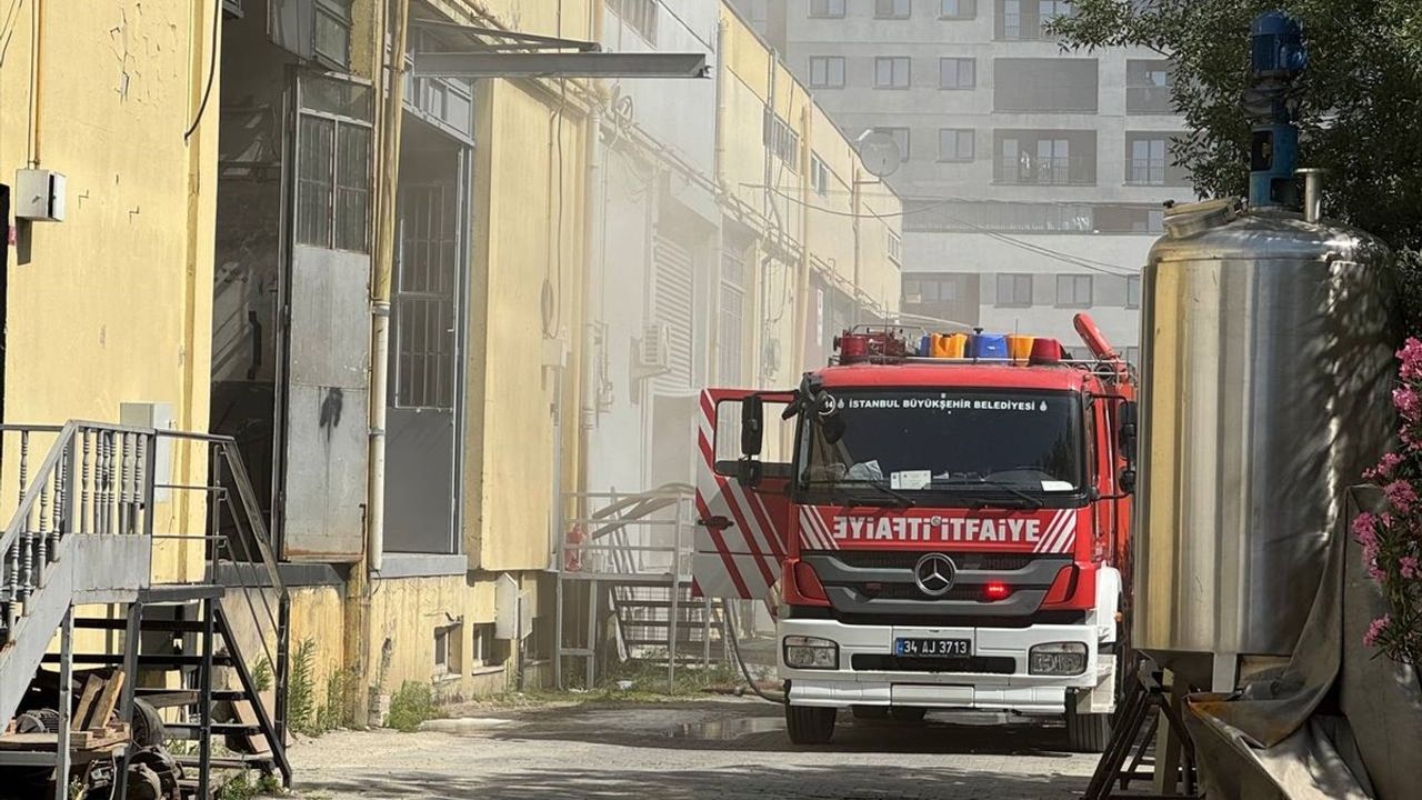 Esenyurt'ta Bebek Bezi Deposunda Yangın Çıktı