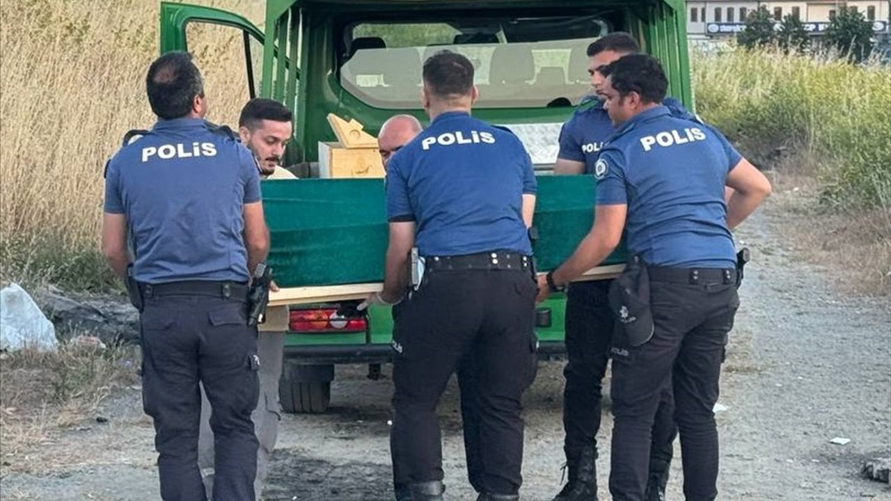 Esenyurt'ta Boş Arazide Erkek Cesedi Bulundu