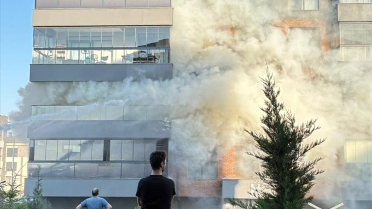 Eskişehir'de Buzdolabından Çıkan Yangında Üç Kişi Hastaneye Kaldırıldı