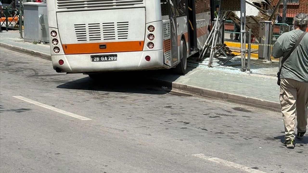 Eskişehir'de Kontrolden Çıkan Otobüs Tramvay Durağına Çarptı