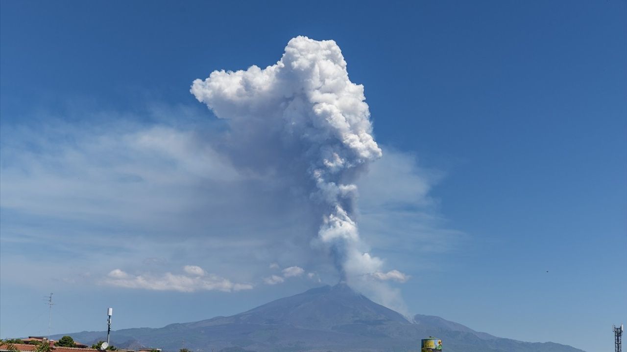 Etna Yanardağı'nda Güçlü Patlama: Kül ve Lav Püskürdü
