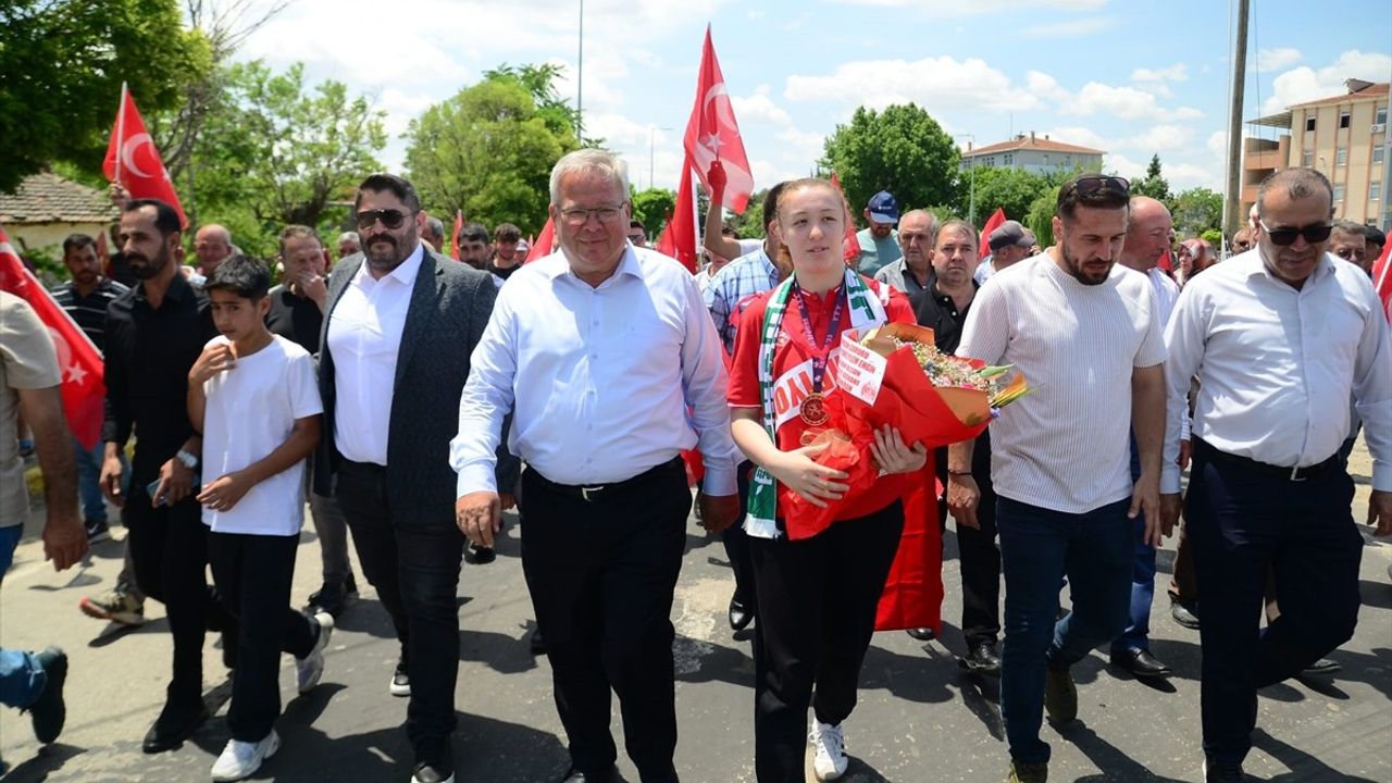 Eylem Engin Coşkuyla Karşılandı