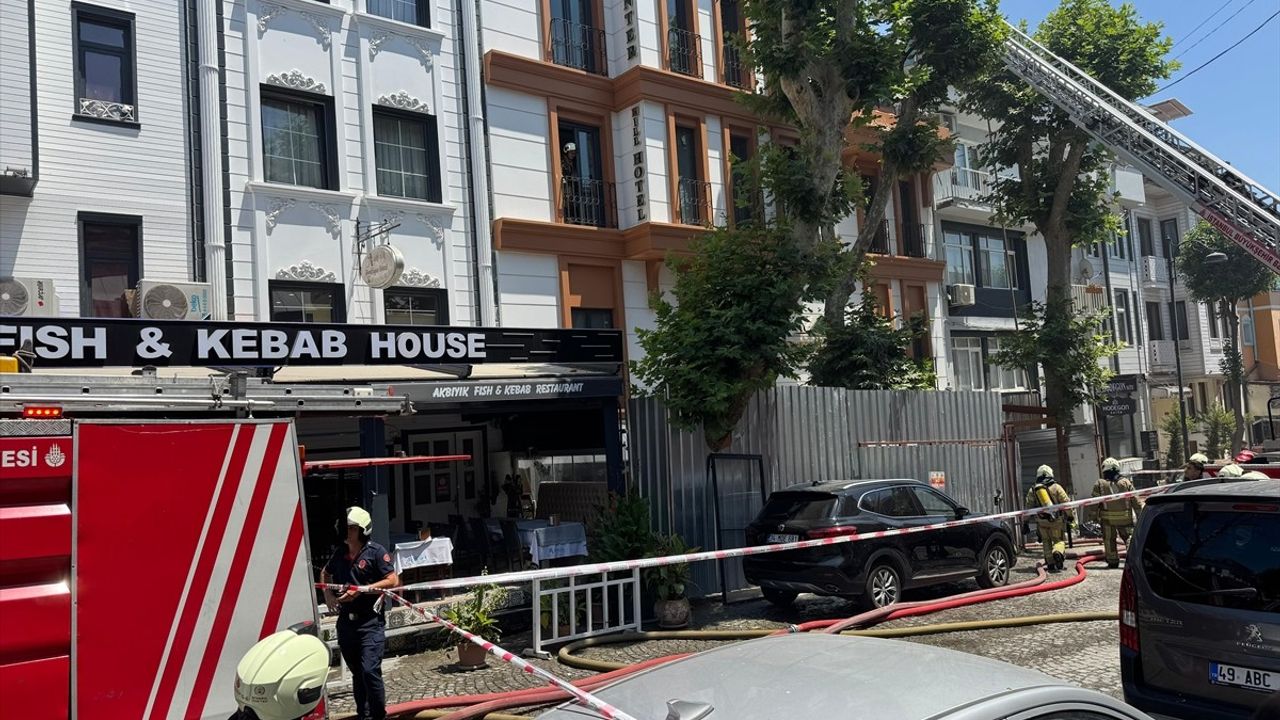 Fatih'te Otel Çatısında Yangın: Olay Kontrol Altına Alındı