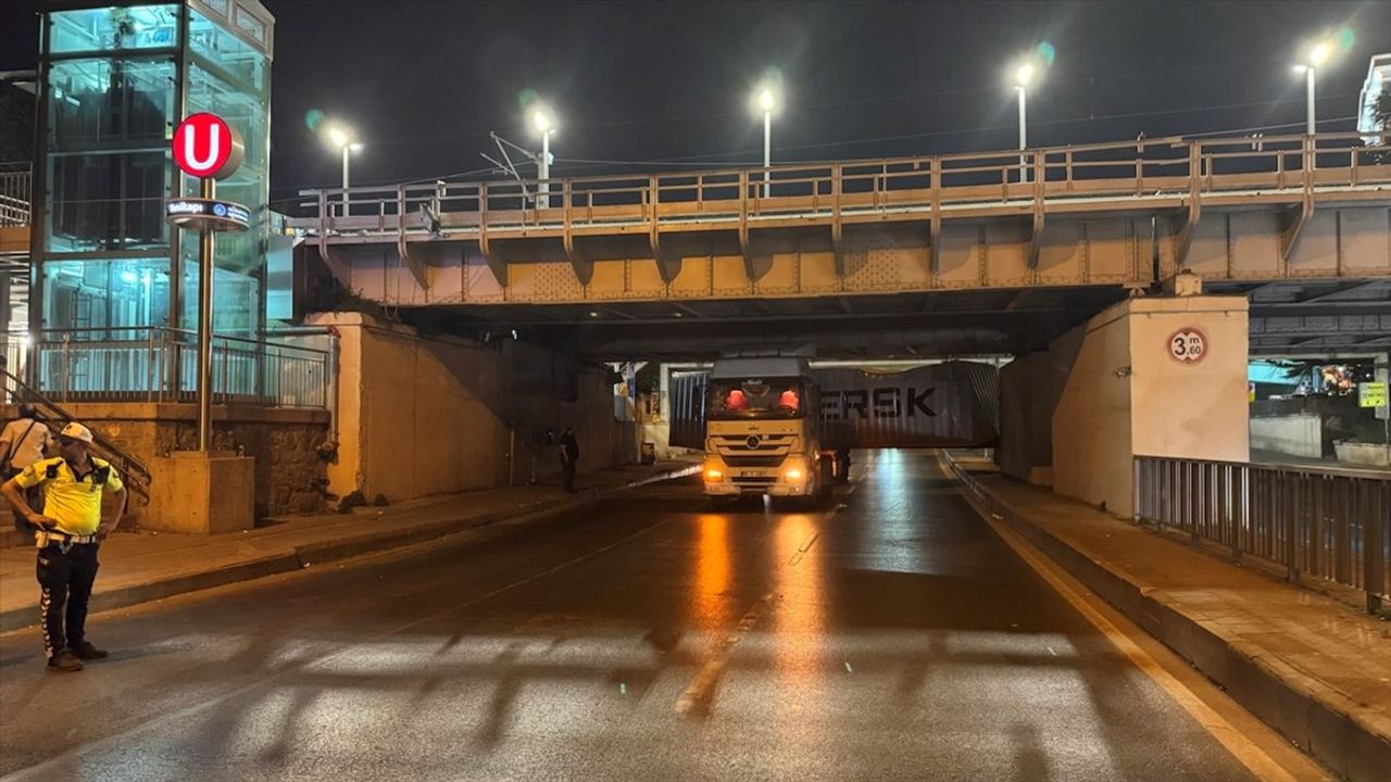 Fatih'te Tırın Dorsesindeki Konteyner Alt Geçide Takıldı