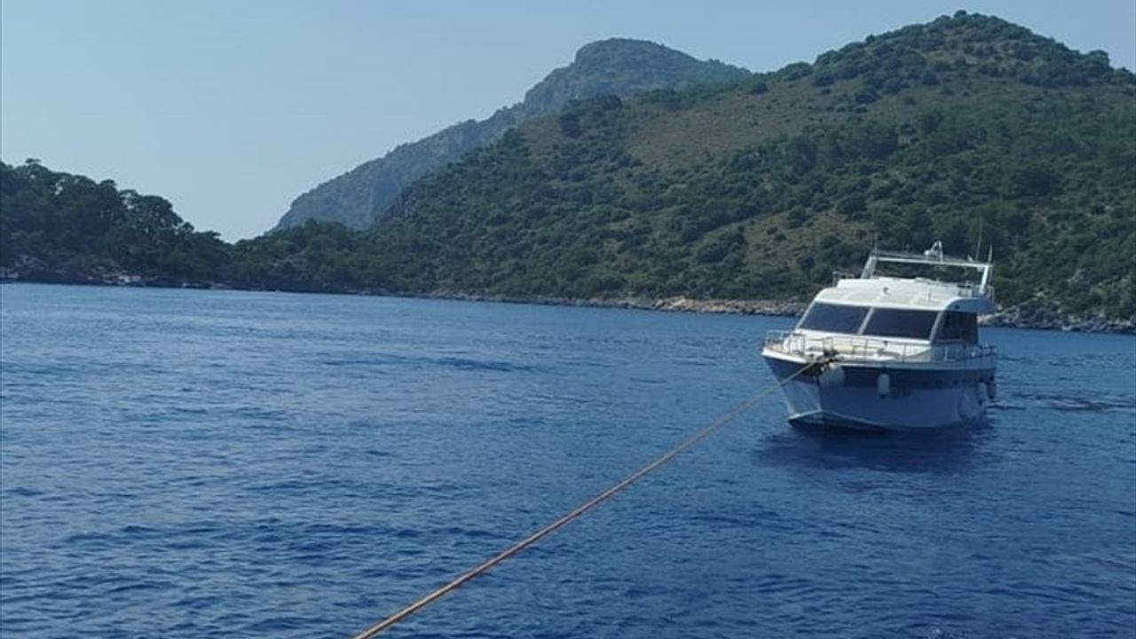Fethiye Açıklarında Sürüklenen Tekne Kurtarıldı
