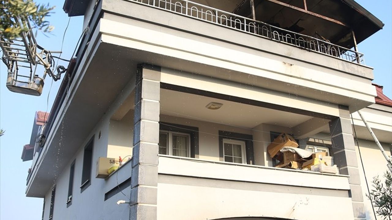Fethiye'de Çatı Katında Yangın: Evde Hasar Oluştu