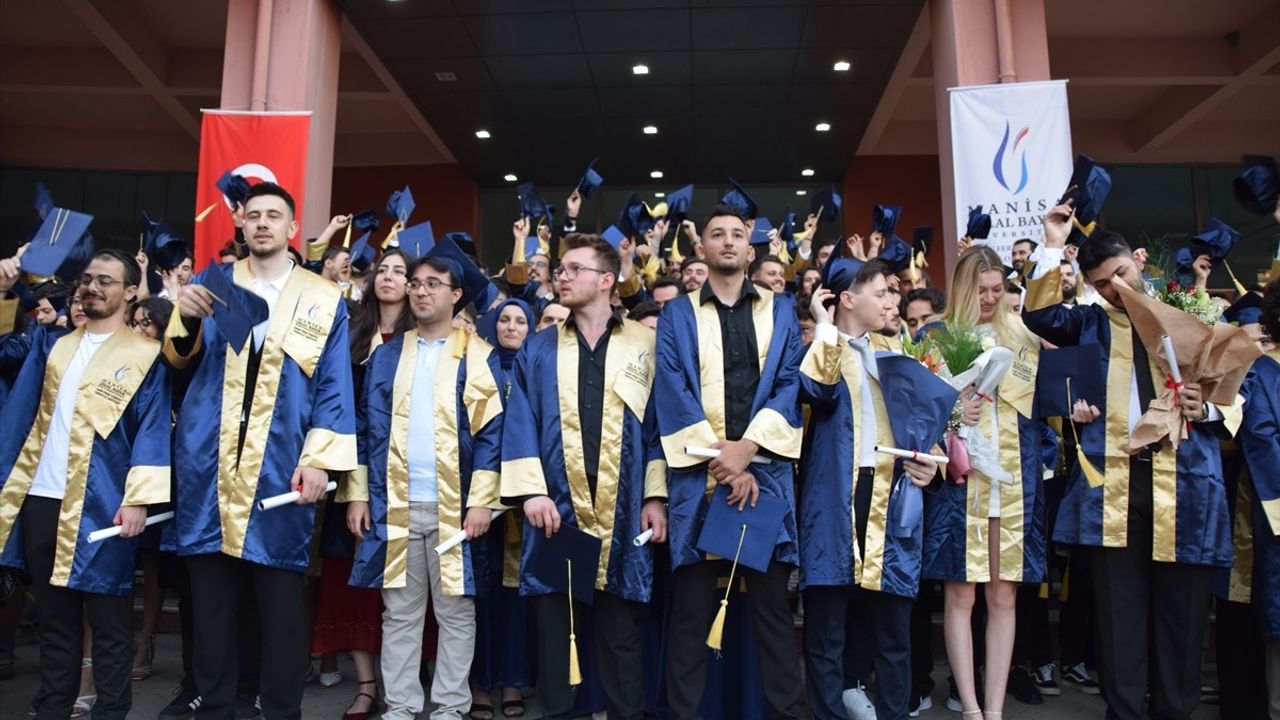 Filistinli Öğrenci Manisa'da Birincilikle Mezun Oldu