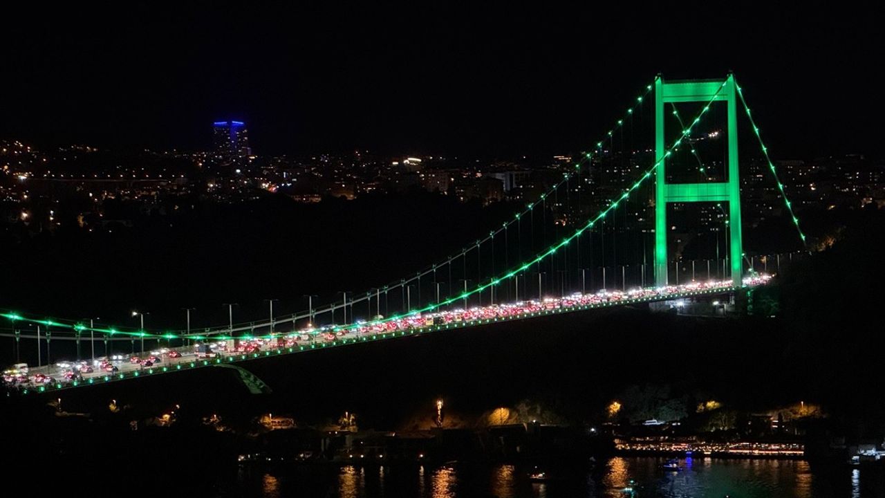 FSM Köprüsü, Skolyoz Farkındalık Günü'nde Yeşil Renkte Parladı