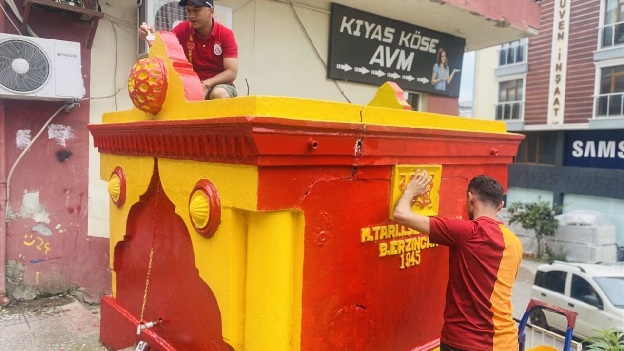Galatasaray Taraftarları 'Şampiyon Çeşme'yi Renklerine Boyadı