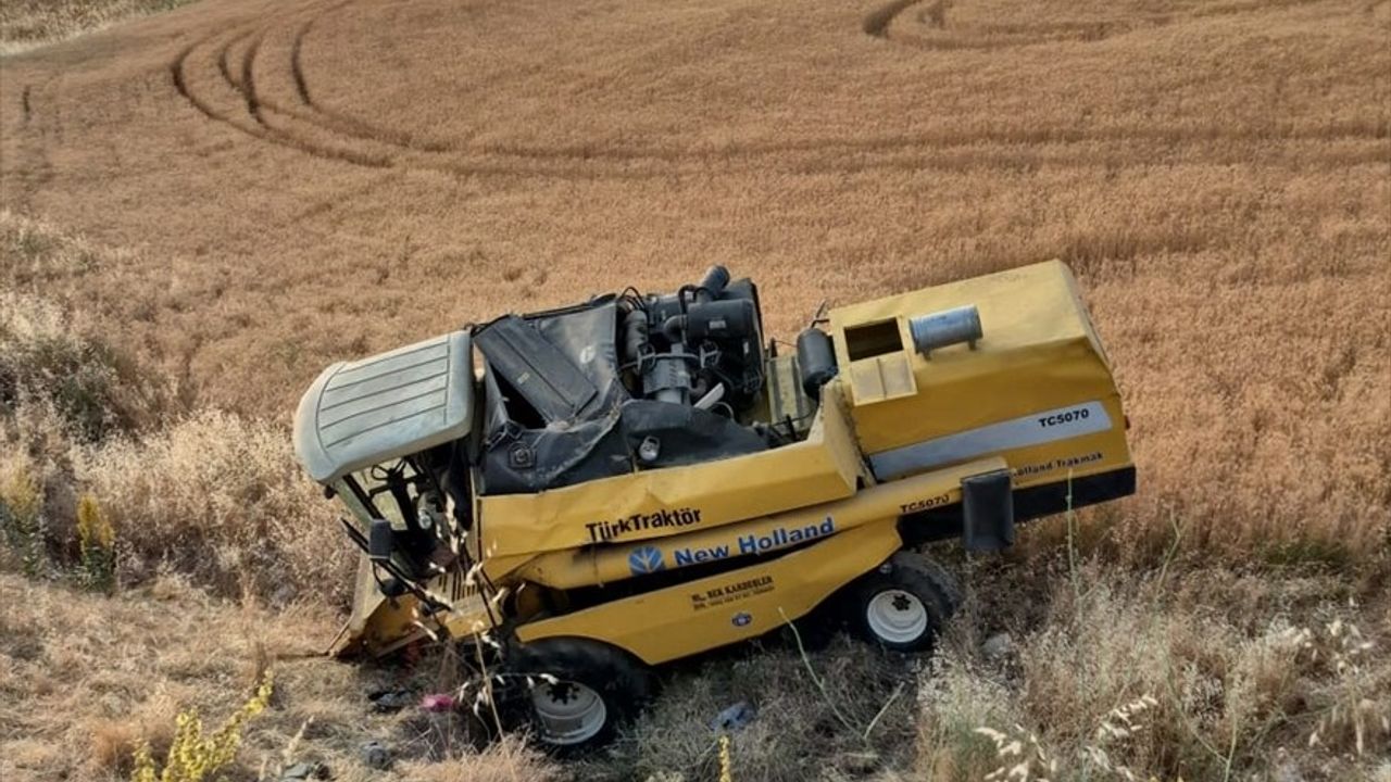Gaziantep'te Biçerdöver ile Otomobil Çarpışması: 3 Yaralı